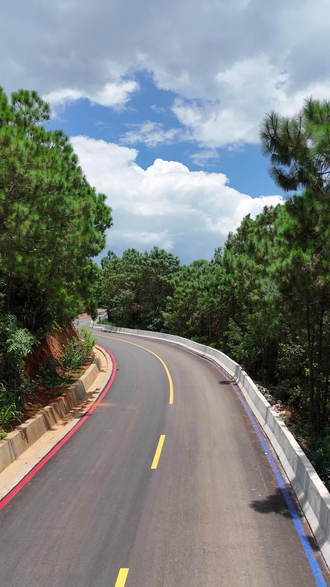山间蜿蜒公路