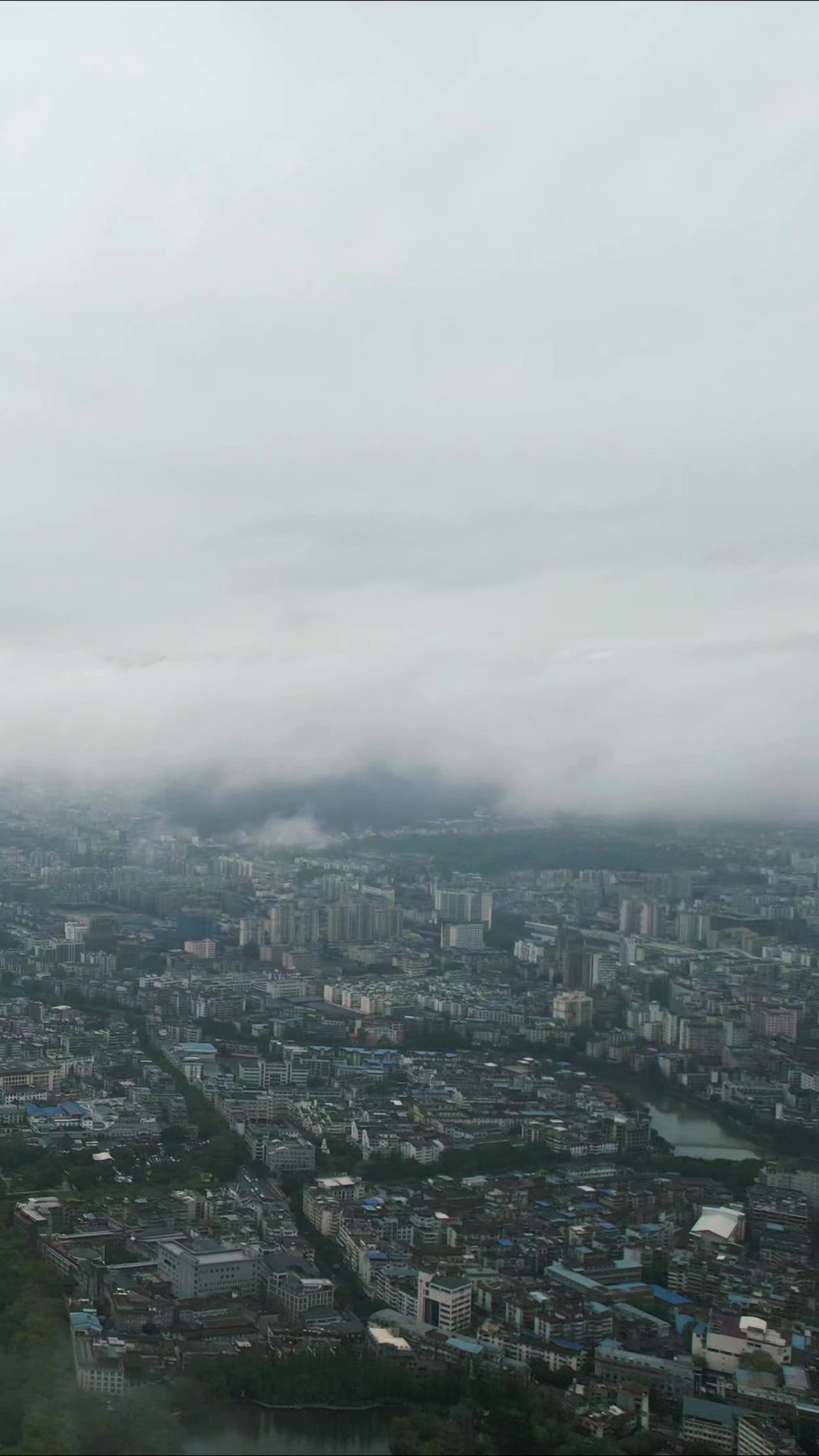 城市清晨迷雾平流层竖屏航拍 