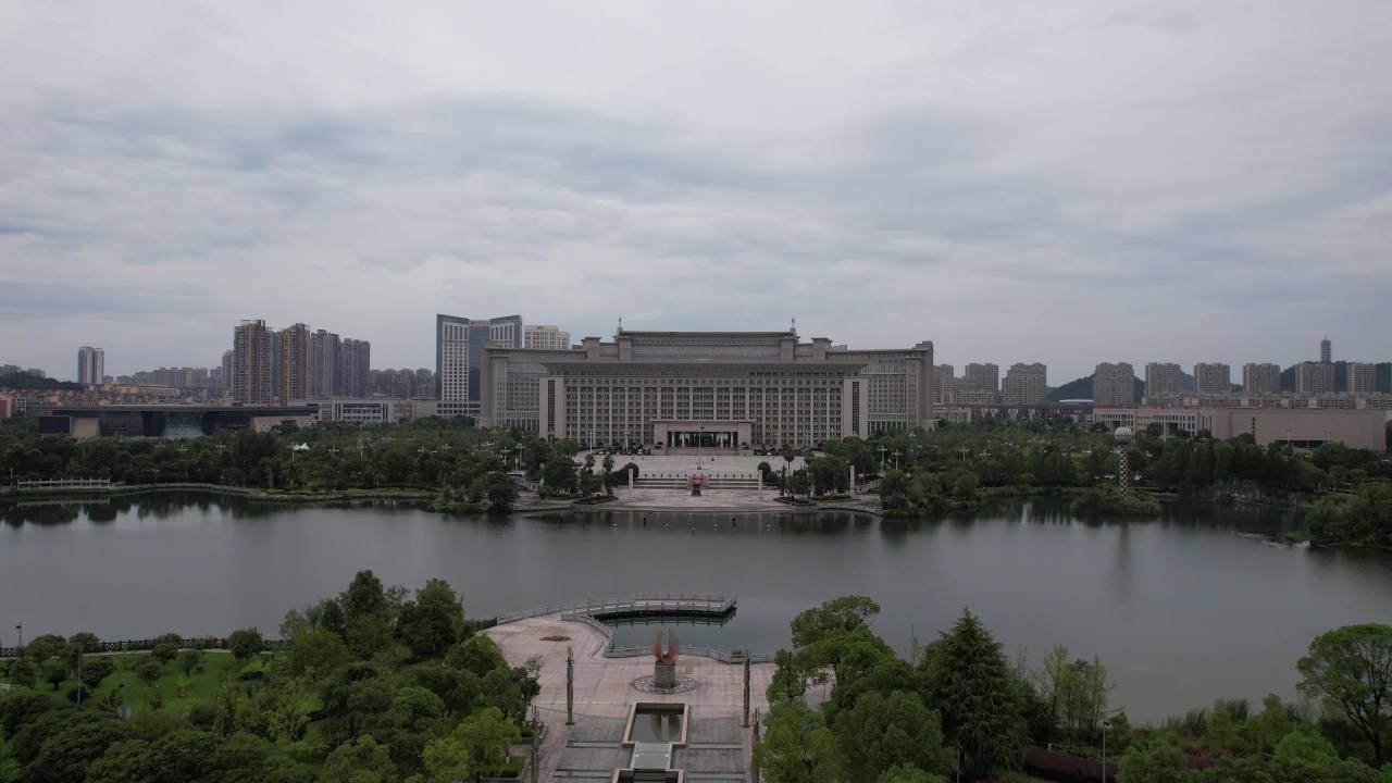 湖畔宏伟建筑