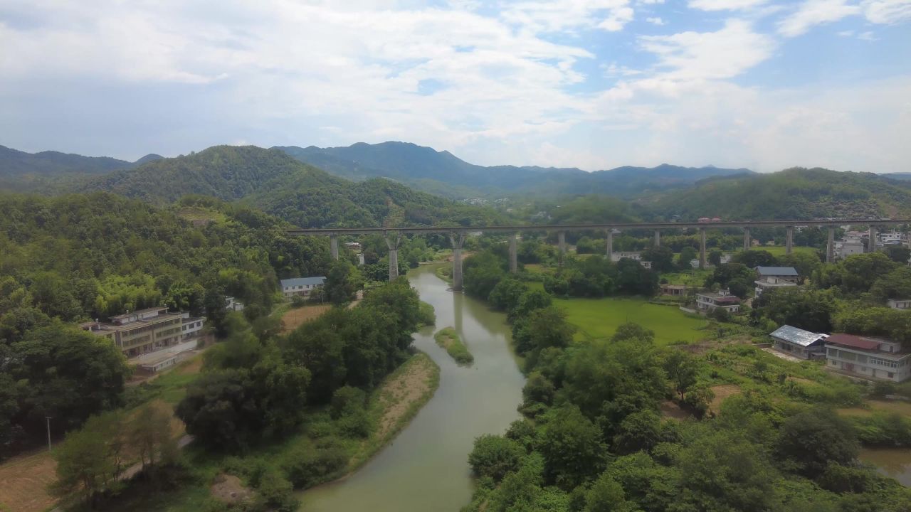 旅途风光蓝天白云高铁窗外实拍  