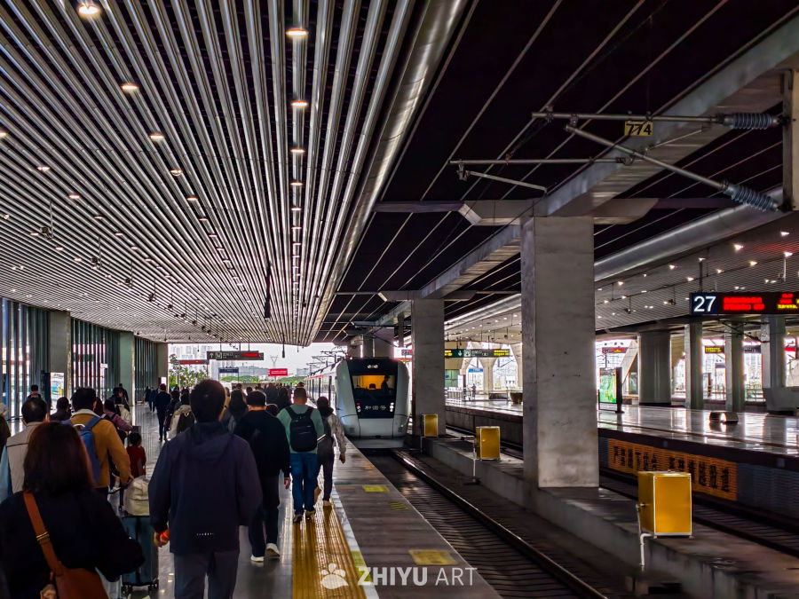 现代化火车站的繁忙景象