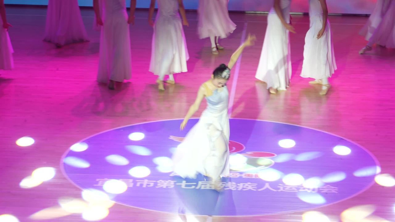 舞台上优雅的集体舞蹈表演