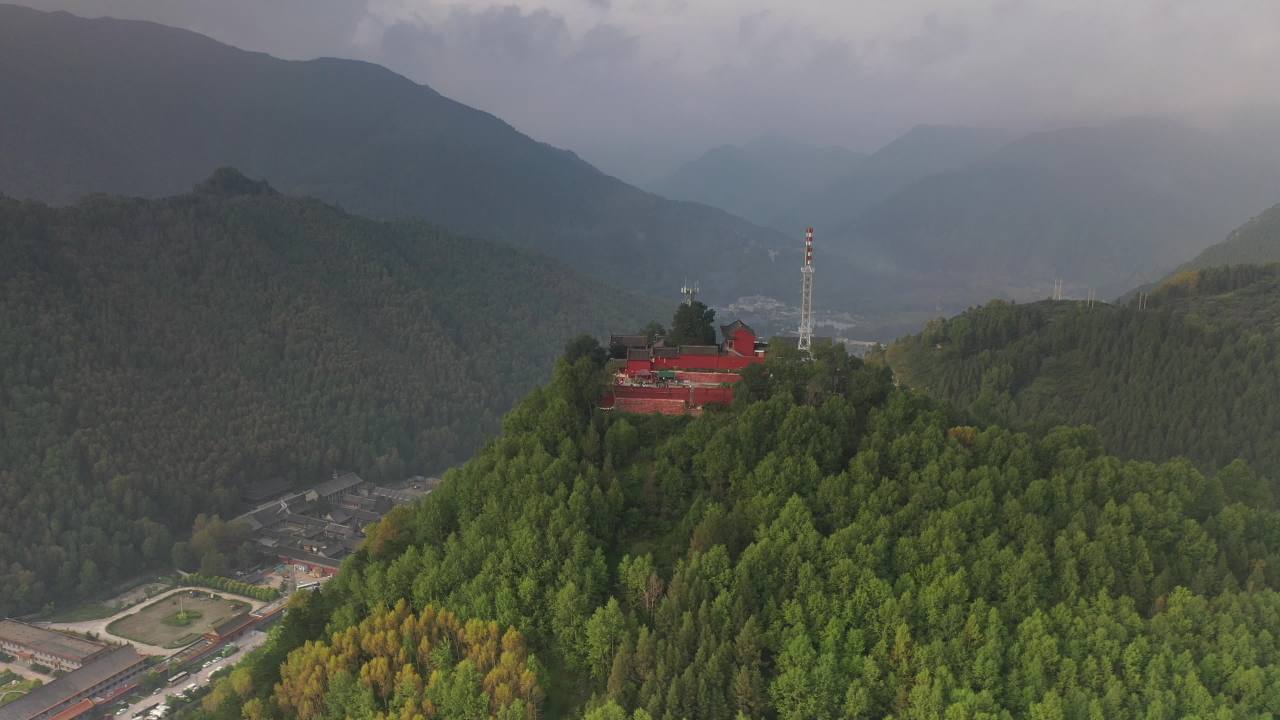 山巅寺庙俯瞰