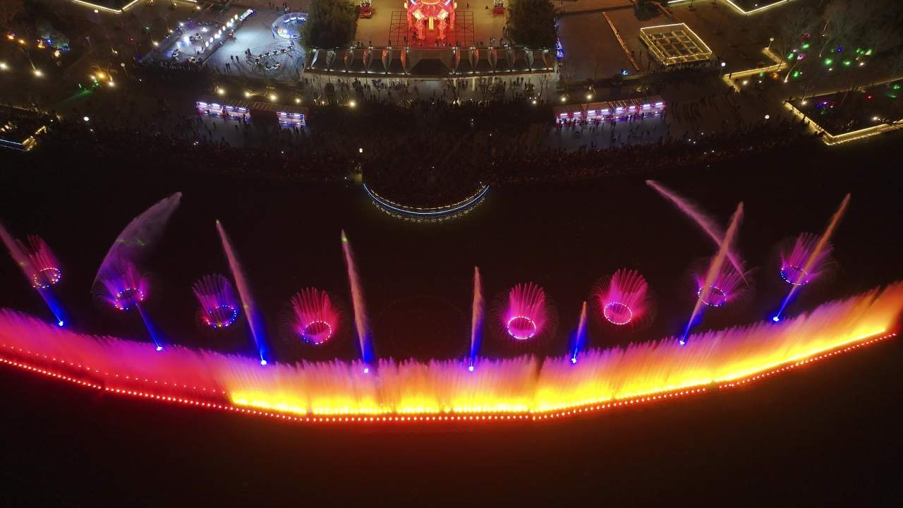 夜色中的喷泉盛宴