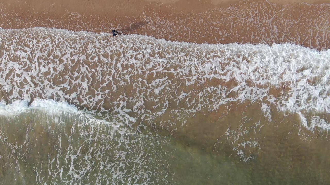  大海海浪沙滩游船航拍