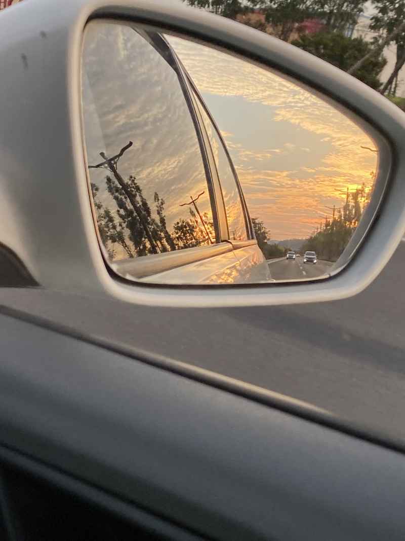 后车镜的天空