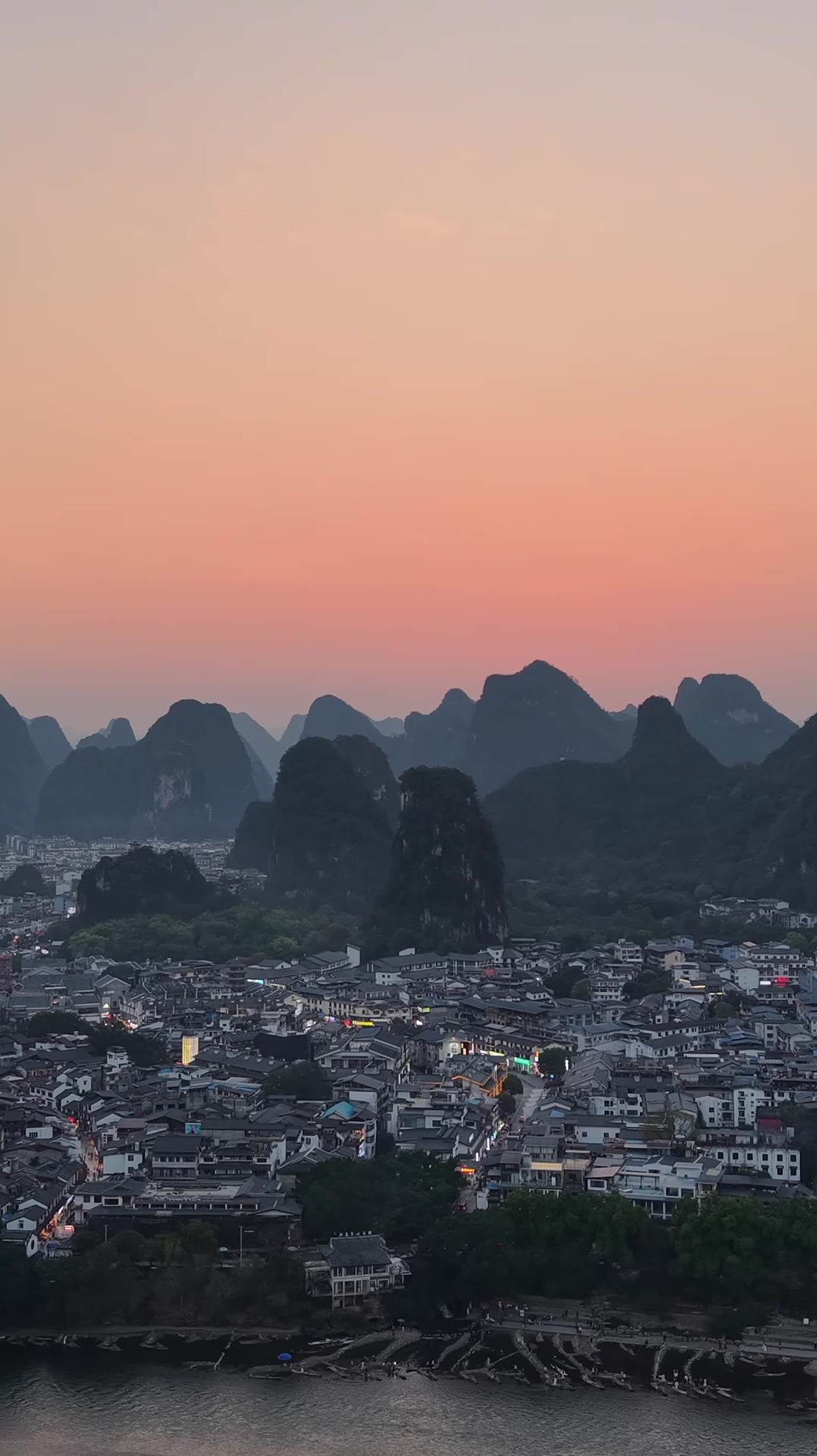 日落下的桂林山水