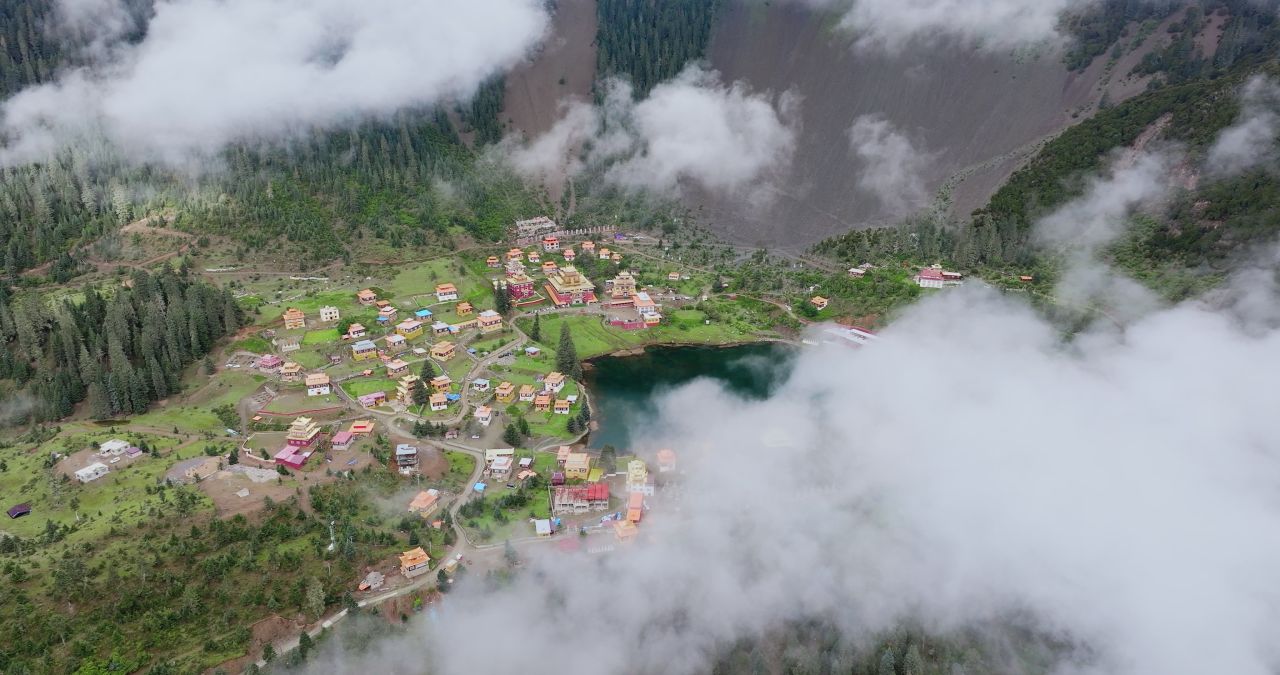川西措卡湖唯美自然风光特色建筑