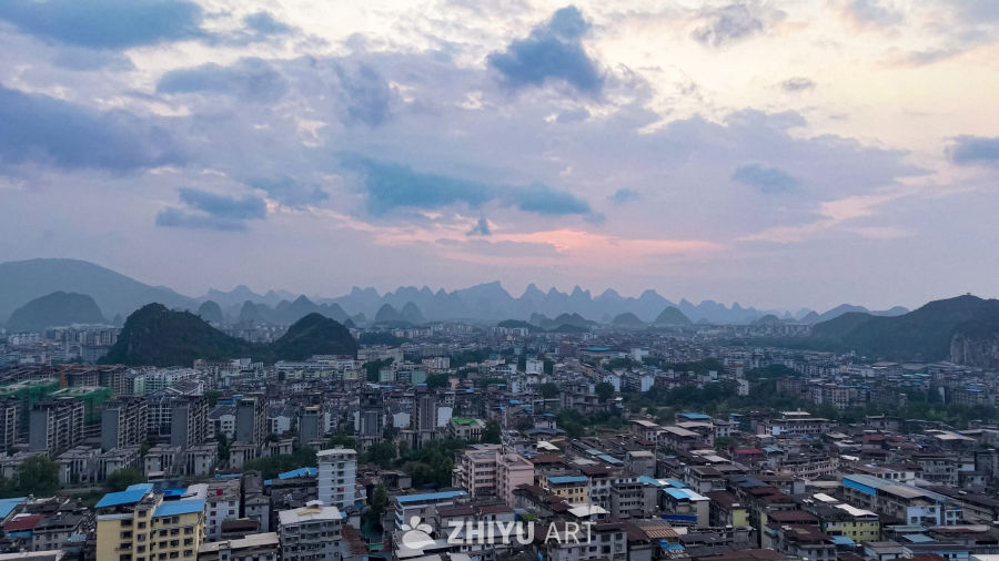 城市日落下的山峦