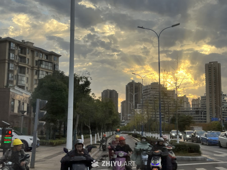 黄昏城市的繁忙景象