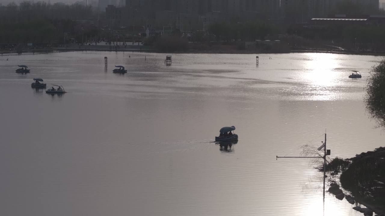 湖畔日落泛舟