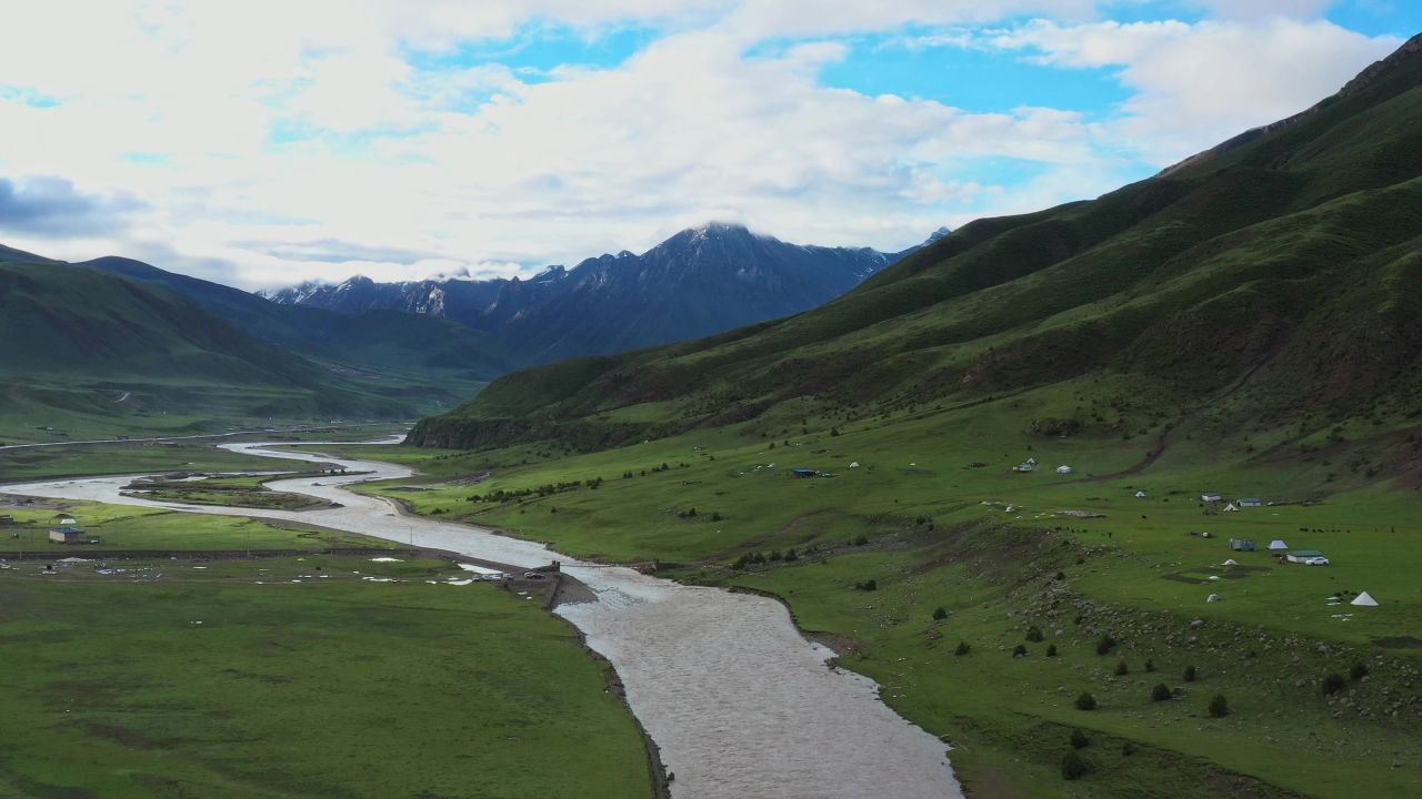 航拍西藏那曲河谷草原风光