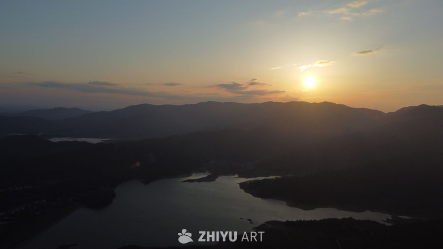 湖畔夕阳静谧时光