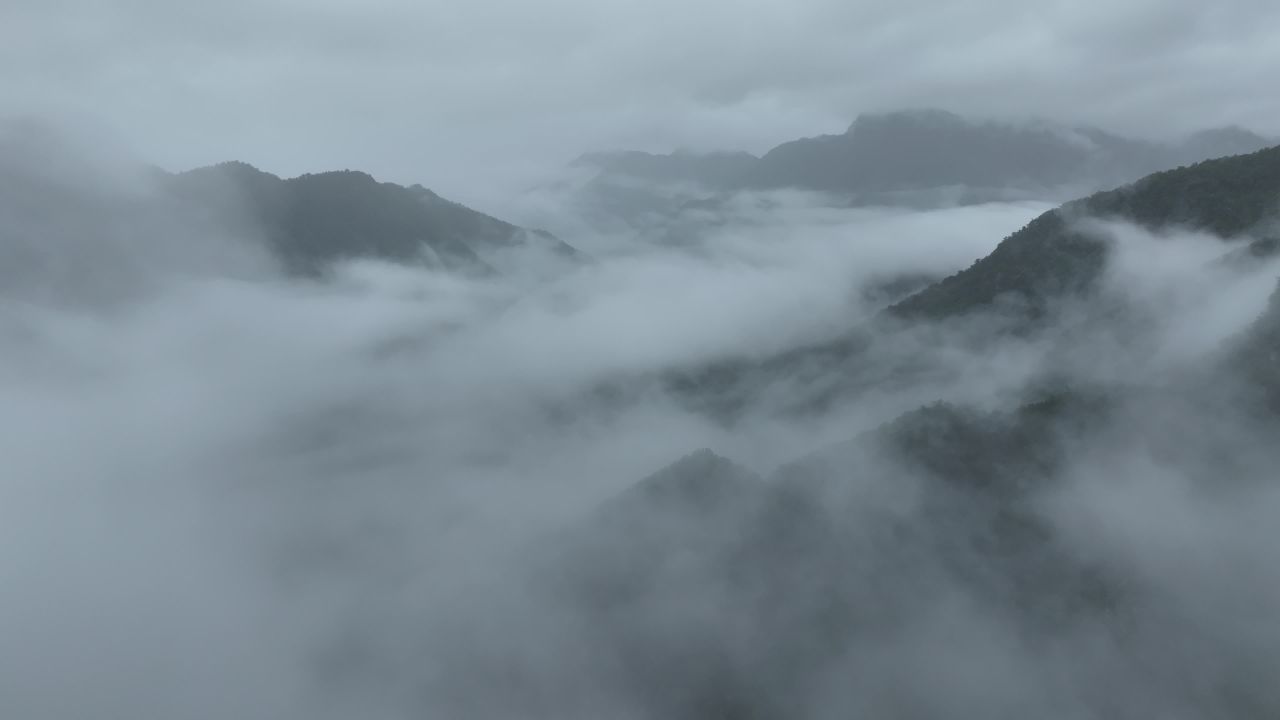 云海缭绕的山间