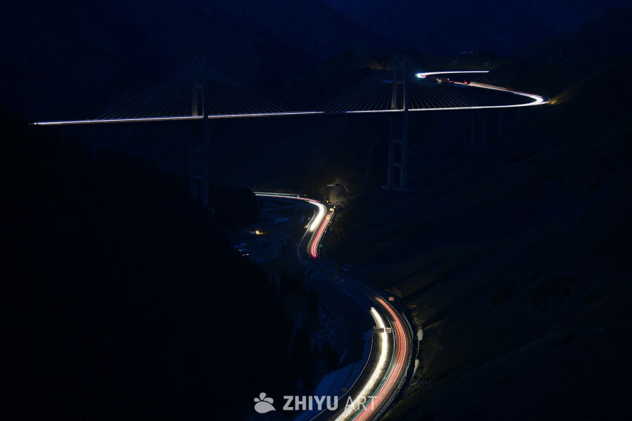 夜幕下的光轨