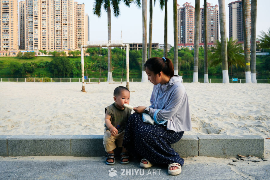 母子共度悠闲时光