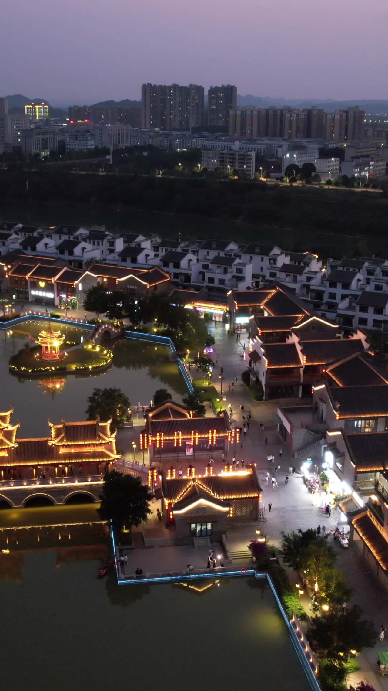 夜幕下的古街灯火