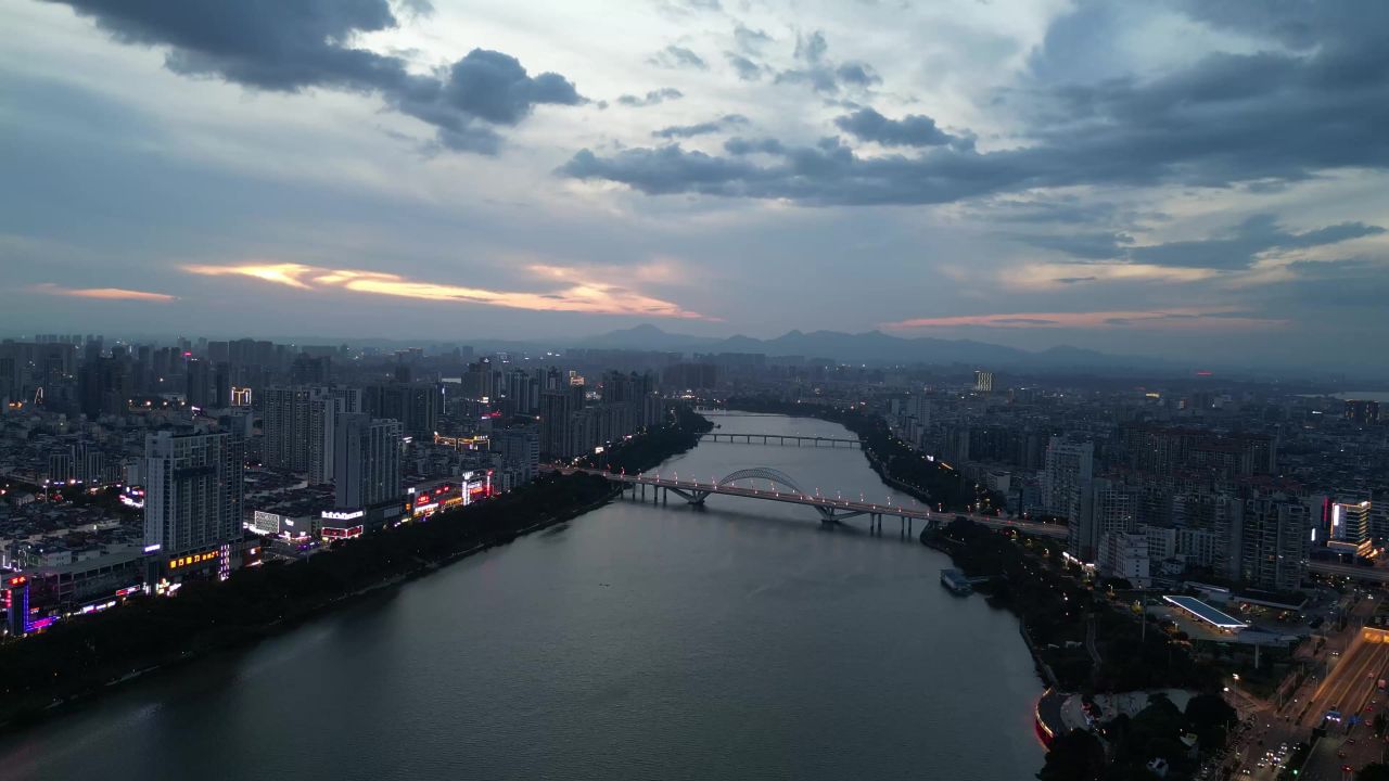  航拍江西赣州城市风光日落晚霞