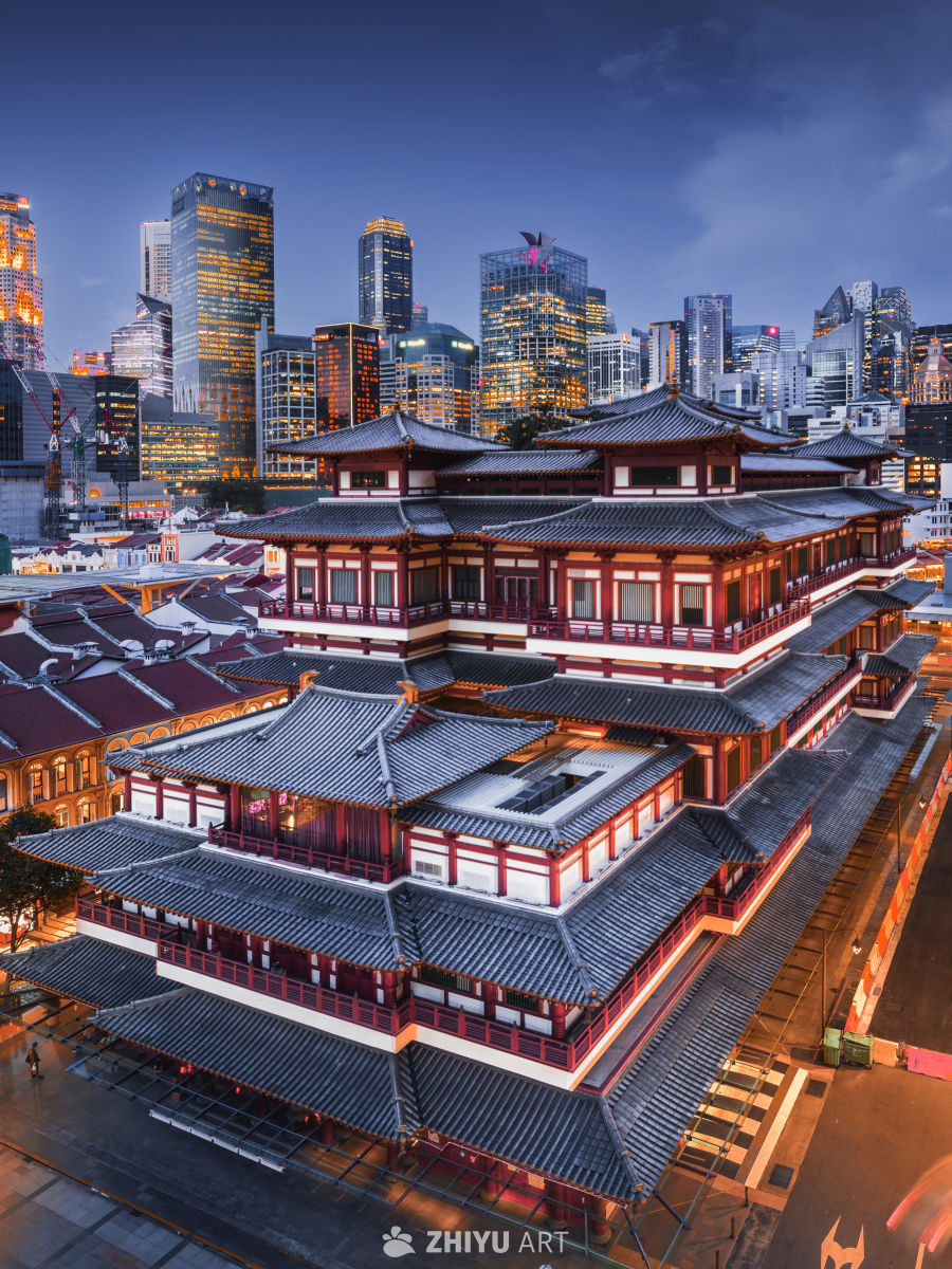 传统与现代的对话：新加坡佛牙寺夜景