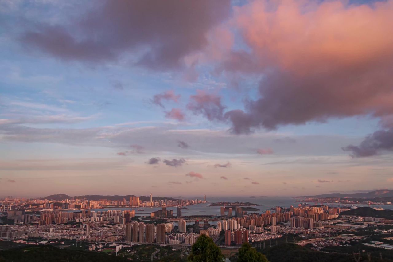 山顶鸟瞰滨海旅游城市厦门全景晚霞火烧云延时