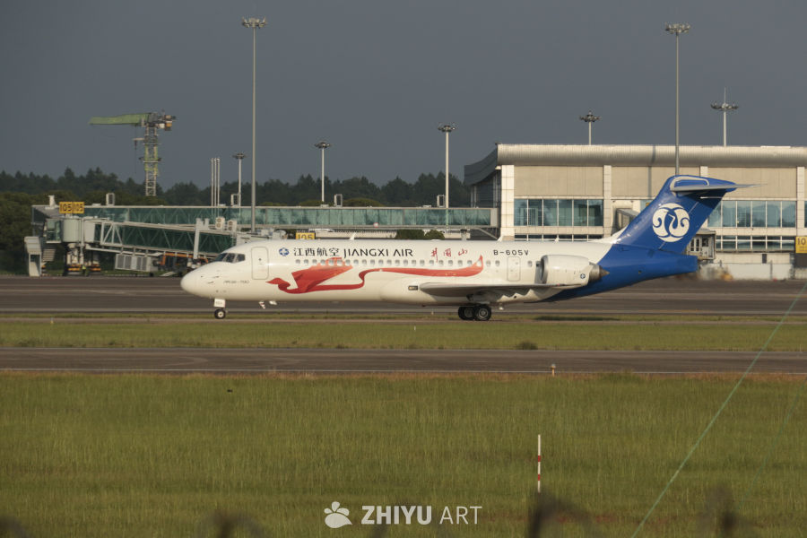 江西航空飞机在机场跑道上