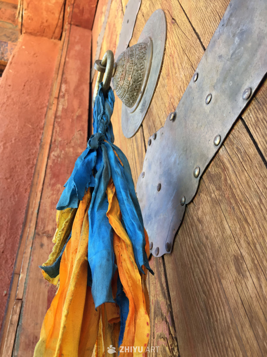 古朴木门上的彩色祈福带