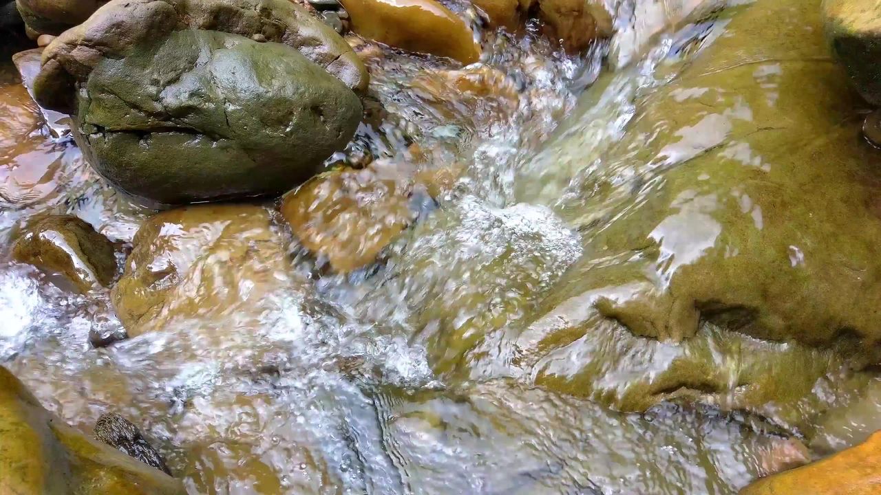 溪水河流清澈水