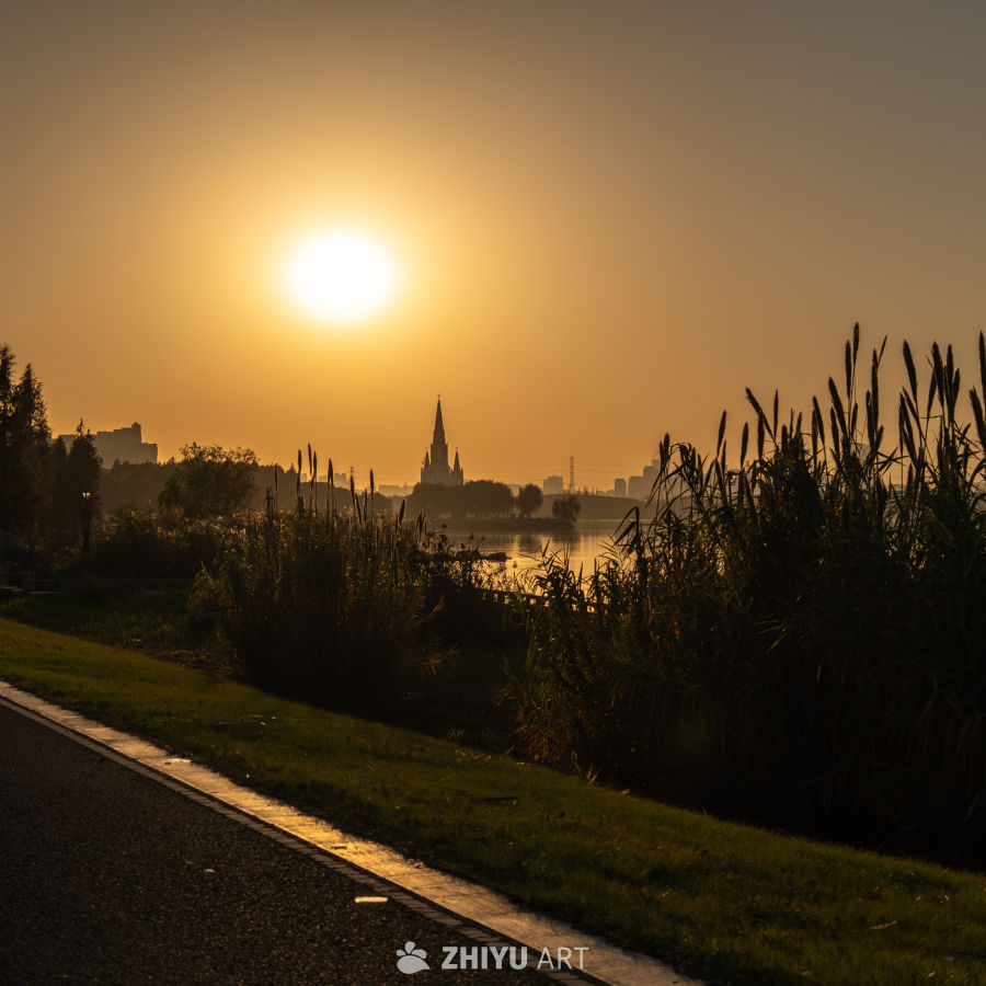 日落湖畔教堂剪影
