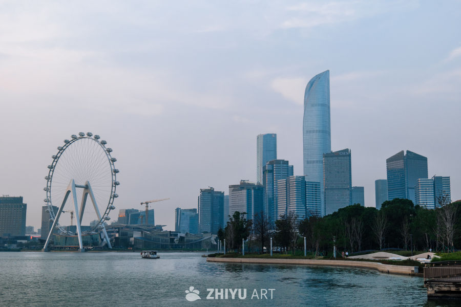 城市水畔摩天轮风光