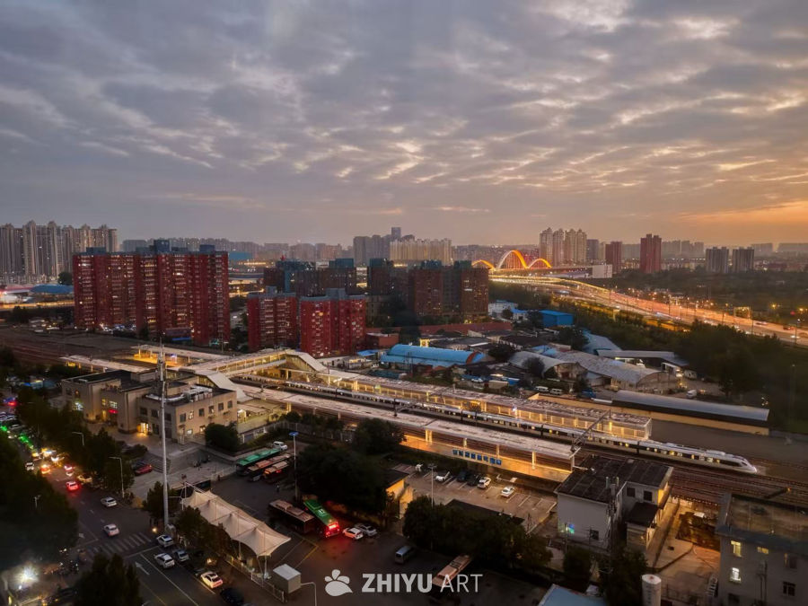 黄昏时分的城市高铁站