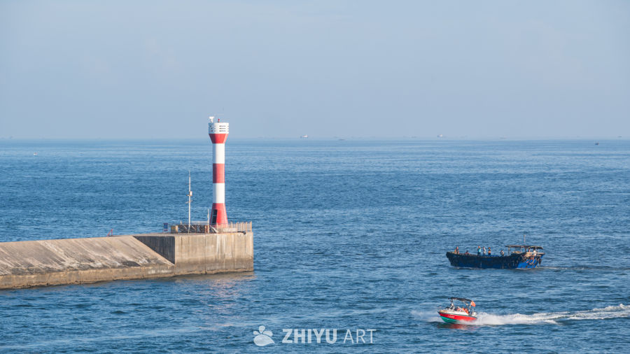 海边灯塔与船只