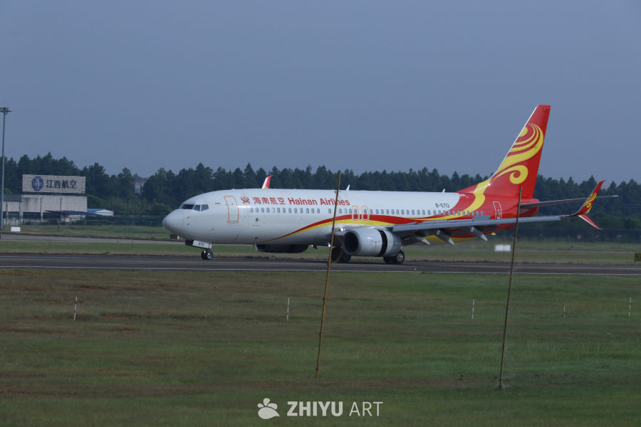 海南航空飞机准备起飞