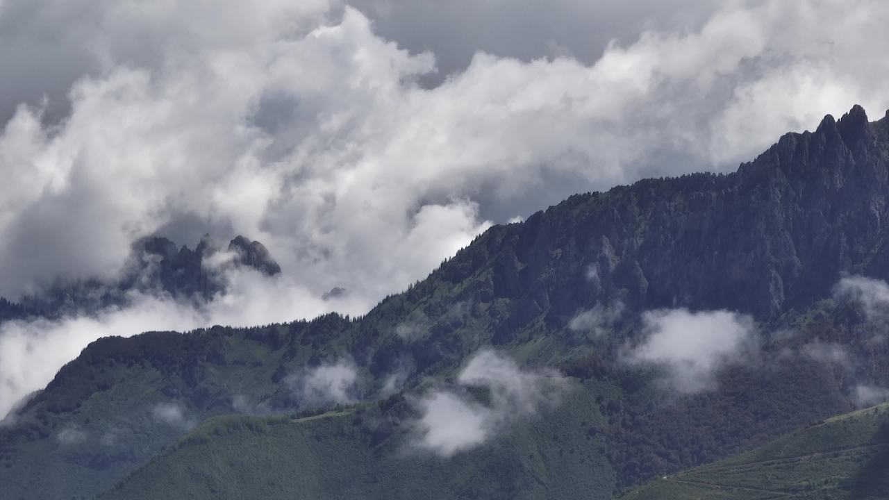 雄伟山脉云端环绕全景
