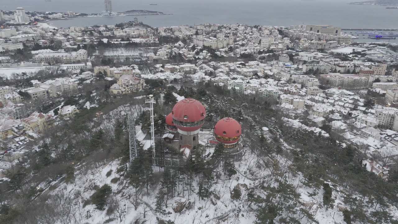 青岛老城区信号山海边雪景航拍 4