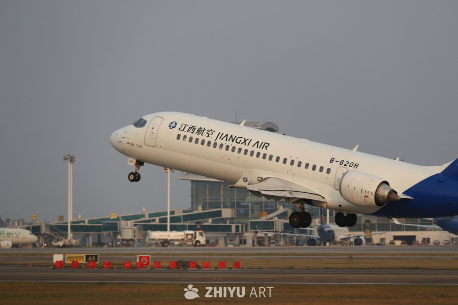 江西航空ARJ21-700飞机起飞
