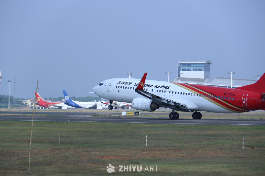 机场跑道上的深圳航空飞机
