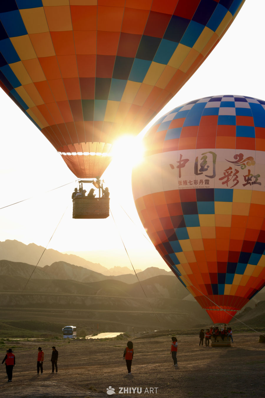 沙漠里的热气球