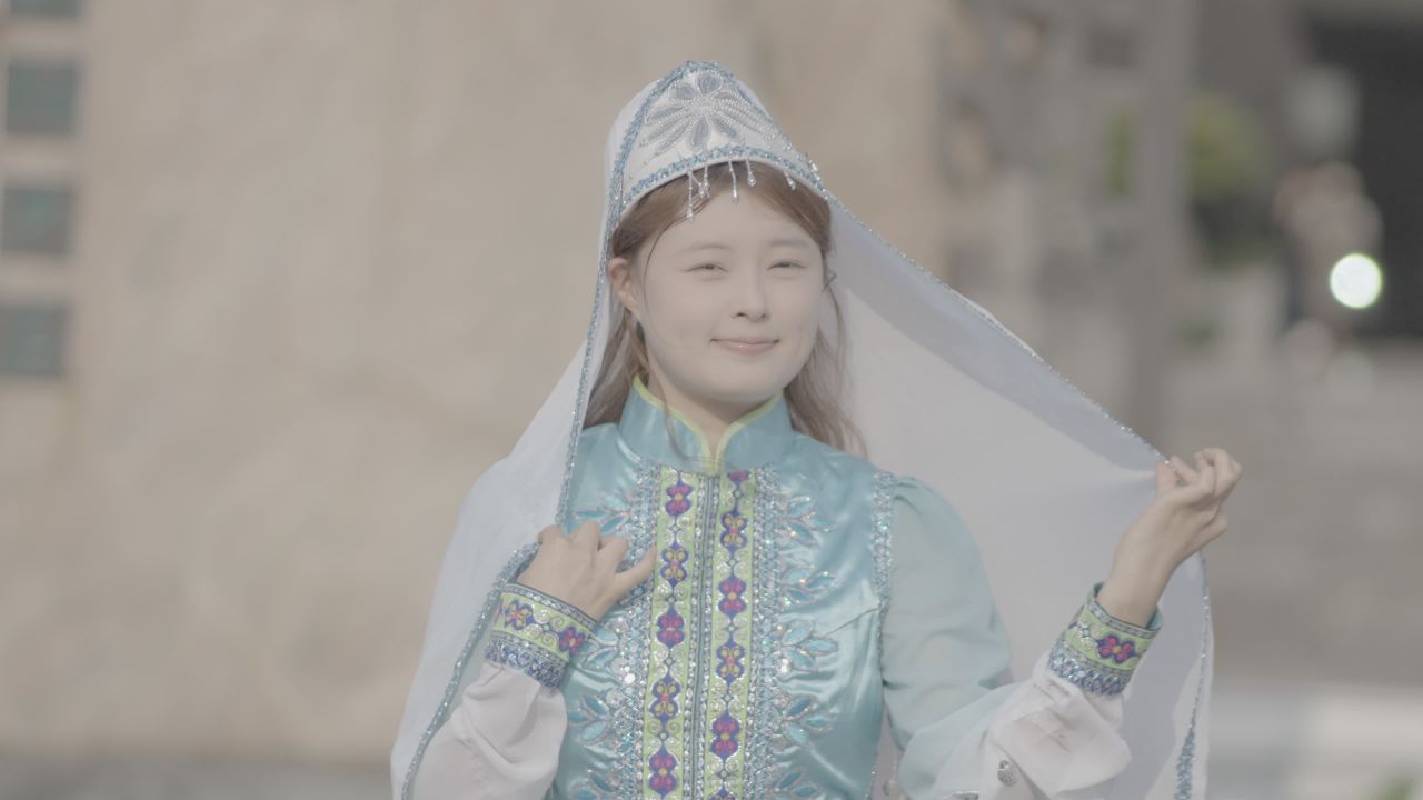传统服饰下的微笑
