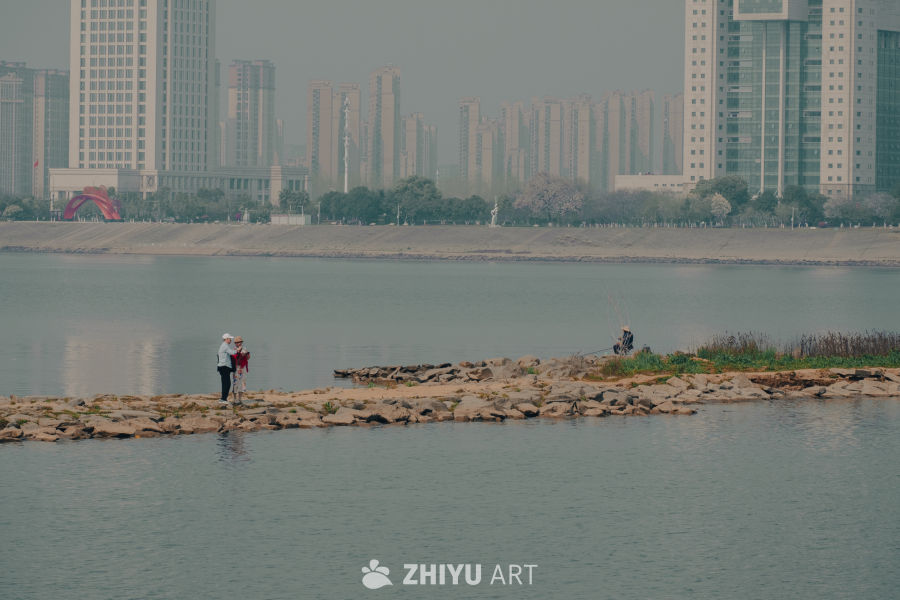 城市河畔的宁静时光