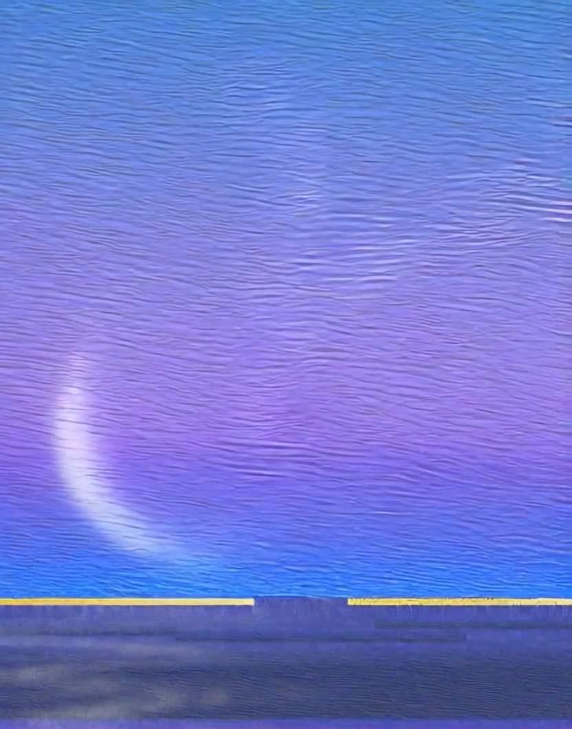 蓝色和紫色的抽象画面，呈现出波浪状的纹理。画面下方