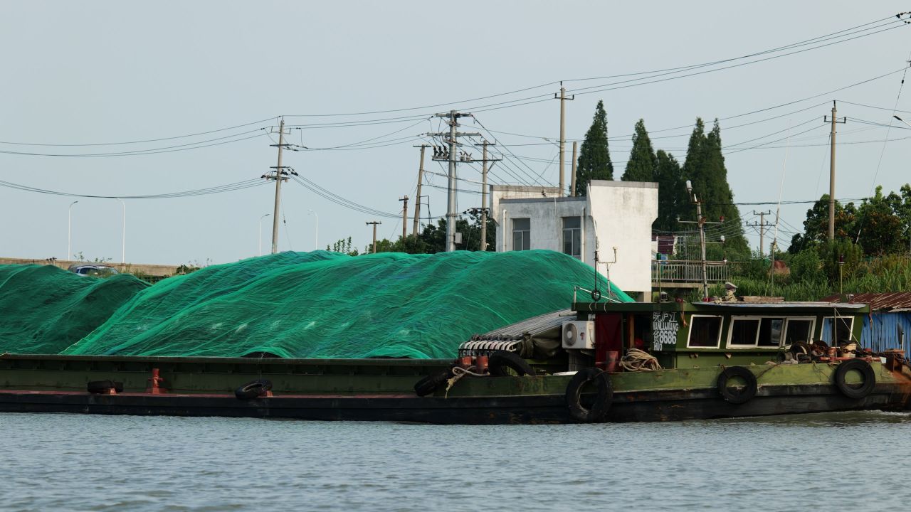 货船驶过河道