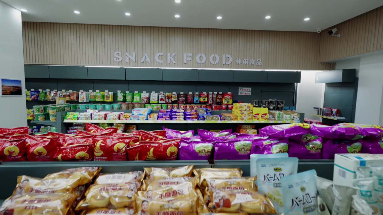 超市零食区全景