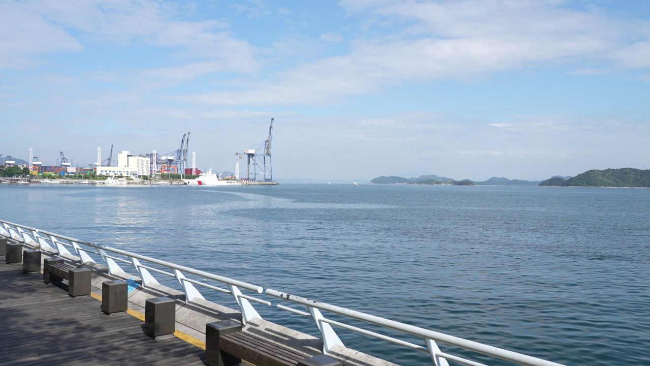 海边码头小女孩放风筝
