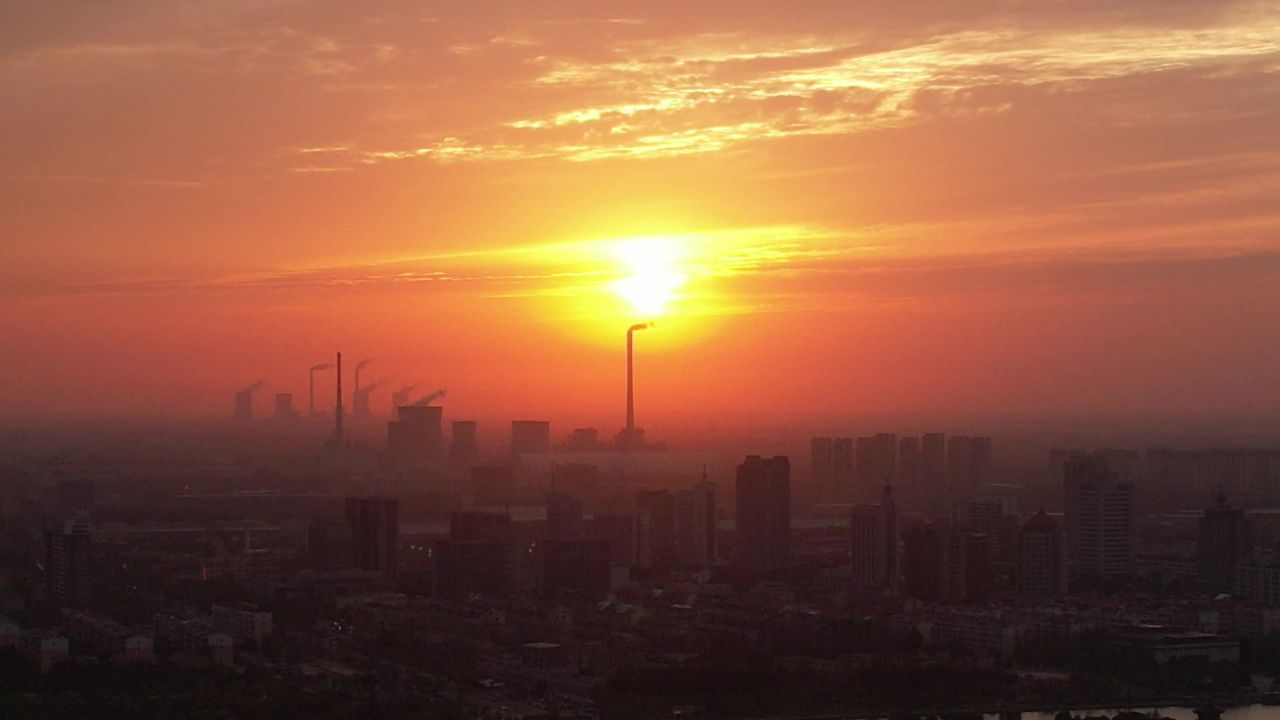 城市夕阳晚霞火烧云夜景降临山东聊城 