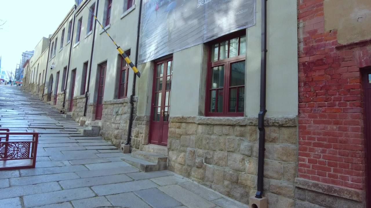 青岛大鲍岛休闲街区斜坡上的历史建筑