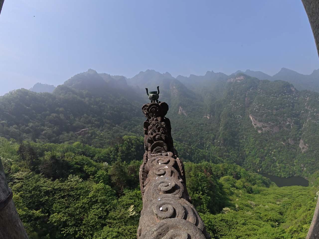 山间古迹与自然美景