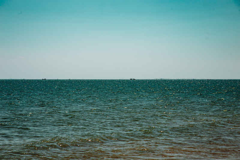 波光粼粼的海面