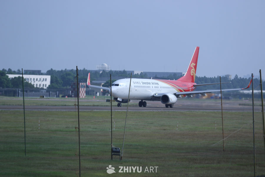 深圳航空飞机准备起飞