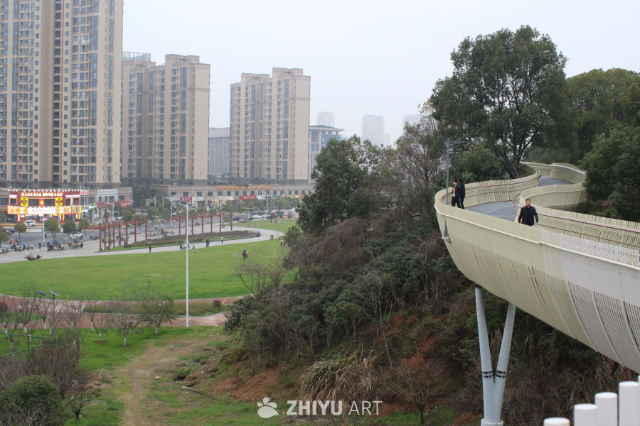 城市绿肺与现代步道