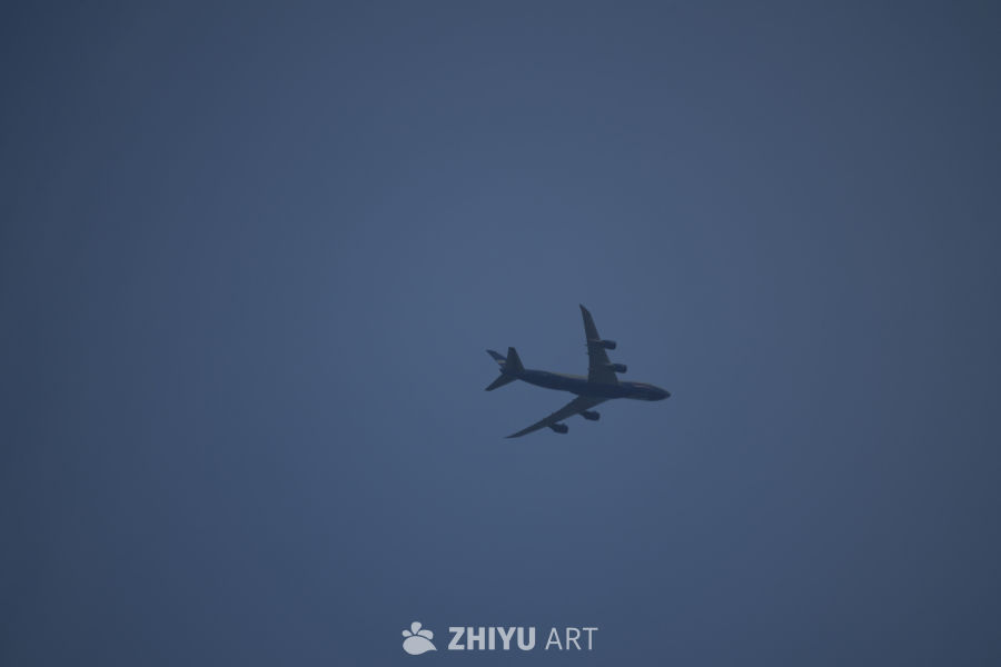 蓝天中的飞行